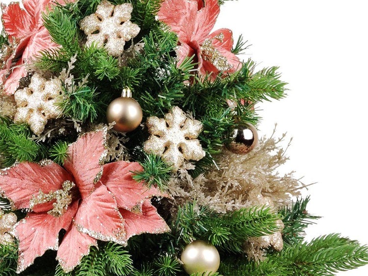 Detailansicht eines geschmückten künstlichen Weihnachtsbaums mit Blumen Blüten und Schneeflocken als Baumschmuck