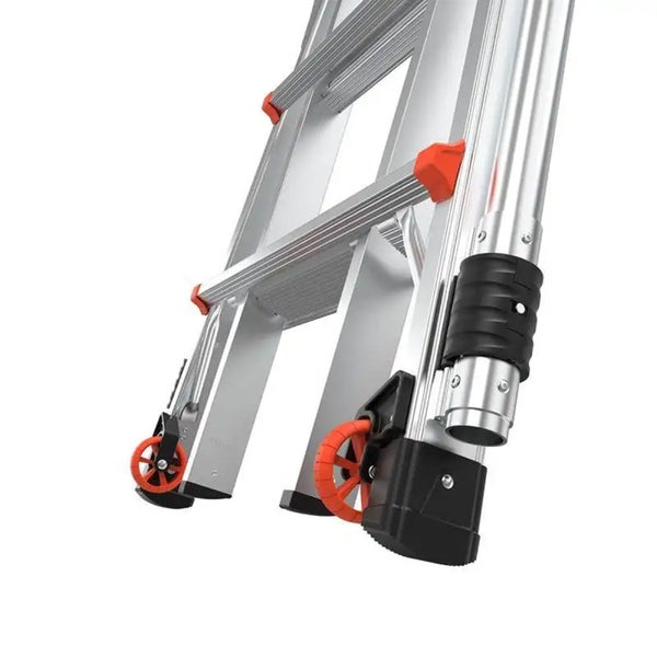 Aluminiumleiter mit Transportrollen und rutschfesten Standfüßen.