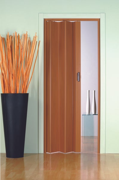 Holzfalttür in einem Raum mit Holzboden und Dekoration