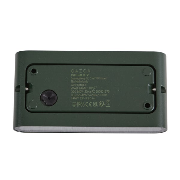 Rückseite einer Wandleuchte mit QAZQA Logo, technischen Angaben, Montagelöchern und Symbolen für Staubdichtheit und Strahlwasserschutz.