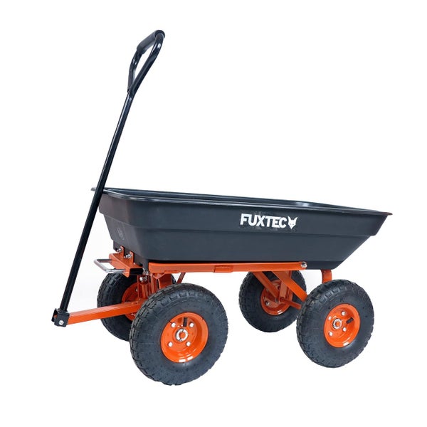 Fuxtec Gartenwagen mit schwarzer Kunststoffwanne, orangefarbenem Metallgestell, vier Luftreifen und langem Handgriff.