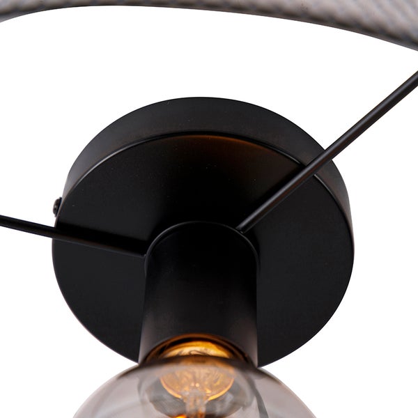 Detailaufnahme einer Deckenleuchte mit Leuchtmittel