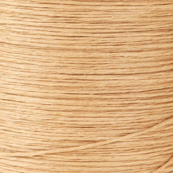 Nahaufnahme von horizontal gewickeltem Papiergarn aus Naturmaterial.