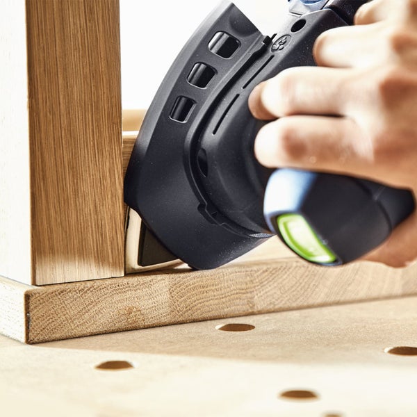 Detailaufnahme eines Handschleifers im Einsatz an einem Holzrahmen