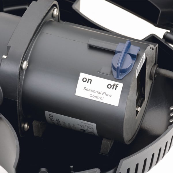 Detailansicht einer Teichpumpe mit einem Schalter für die Seasonal Flow Control Funktion.