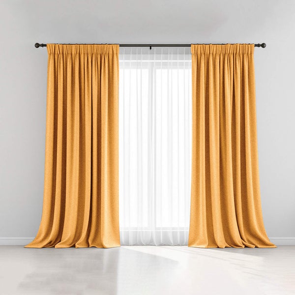 Gardinen vor Fenster auf Gardinenstange