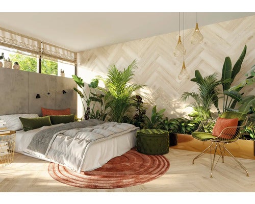 Helles Schlafzimmer mit Bett, Pflanzen, Teppich und Sitzgelegenheit