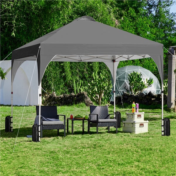 Grauer Pavillon mit Sitzgruppe auf Rasenfläche