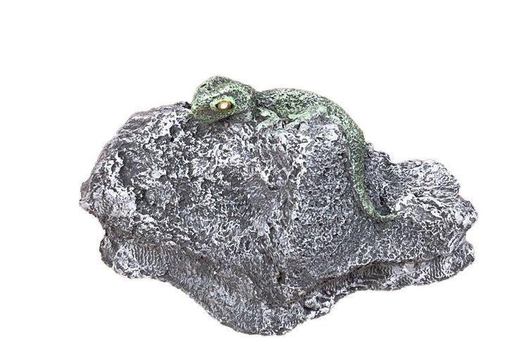 Dekorative Gartenfigur in Form eines Geckos auf einem Stein aus Kunststein