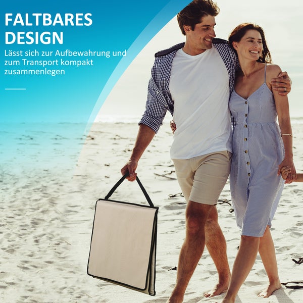 Weihnachtsbaumschmuck in Form eines Weihnachtspuddings auf einem Teller