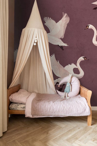 Kinderzimmer mit Himmelbett, Bett und Schwanentapete