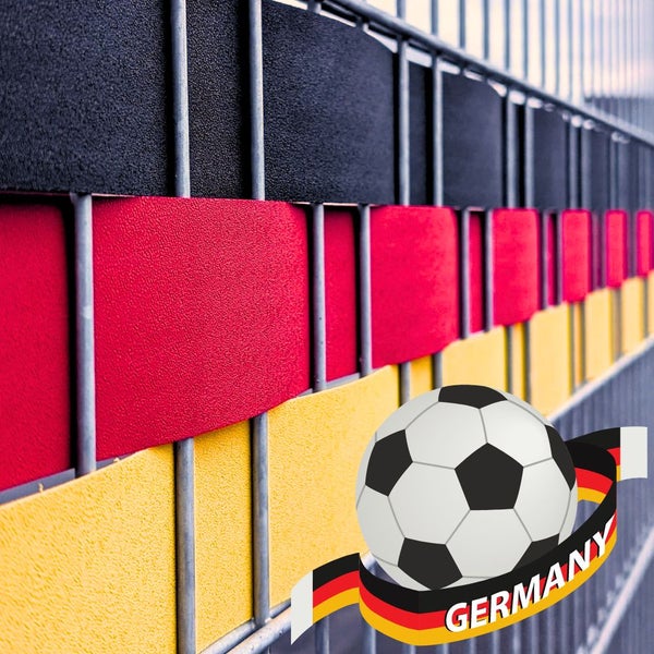 Zaun im deutschen Design mit Fußball und Deutschland Schriftzug