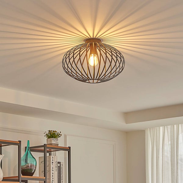 Moderne Deckenleuchte aus Metall im Drahtkorb-Design mit radialem Licht- und Schattenspiel an der Decke.