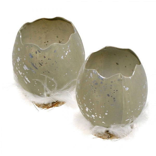 Zwei dekorative Eierschalen mit Federn