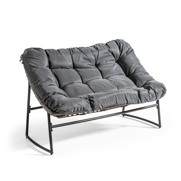Rechteckiger Gartentisch mit Glasplatte und Geflecht unter der Glasplatte, stabiles Metallgestell.