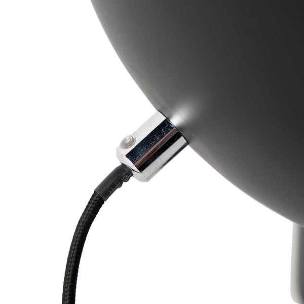 Detail einer Tischleuchte mit Textilkabel