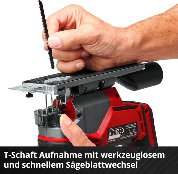 Hand beim werkzeuglosen Wechseln des Sägeblatts an einer Einhell Akku Stichsäge mit T Schaft Aufnahme