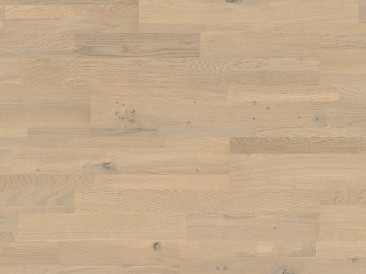 Heller Holzboden mit Eichenmaserung im Schiffsboden-Muster, zeigt natürliche Astlöcher und Holztextur.
