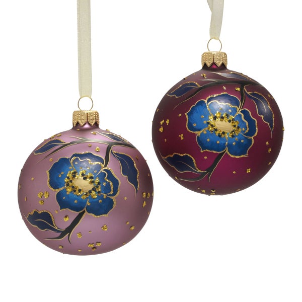 Zwei Christbaumkugeln mit Blumendekor und Aufhängeband