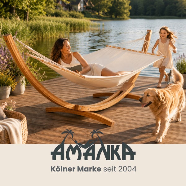 Frau entspannt in einer Stoffhängematte mit gebogenem Holzgestell auf einer Holzterrasse am See, Kind und Hund im Hintergrund. AMANKA Logo.