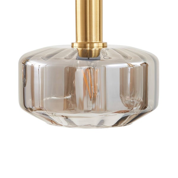 Pendelleuchte mit geriffeltem Glasschirm und goldfarbener Metallhalterung, inklusive sichtbarem Filament-Leuchtmittel.