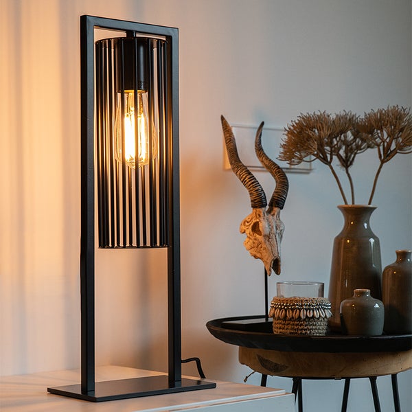 Dekorative Tischleuchte aus Metall mit Leuchtmittel