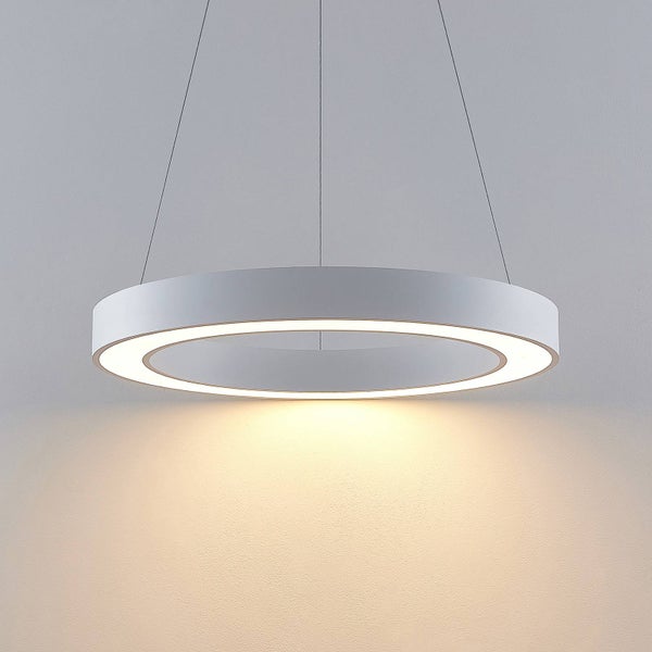 Moderne ringförmige LED-Pendelleuchte in Weiß mit Seilaufhängung.