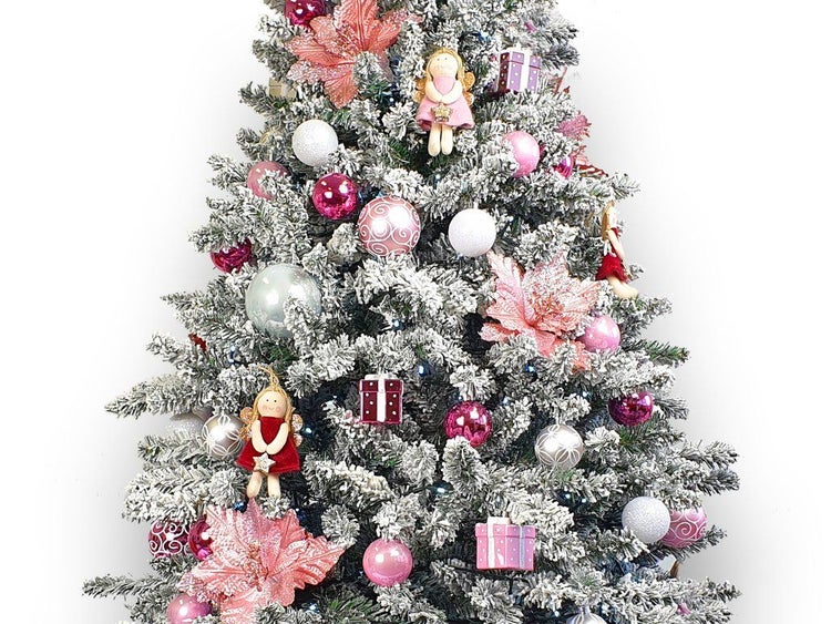 Künstlicher, beschneiter Weihnachtsbaum geschmückt mit Weihnachtskugeln, Engelfiguren, Geschenk-Anhängern und Blumen im weihnachtlichen Stil.