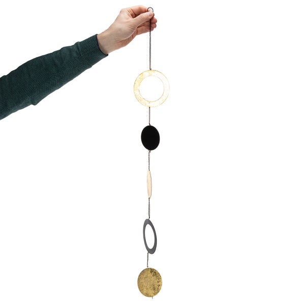 Dekorative Hängedekoration mit geometrischen Formen an einer Kette