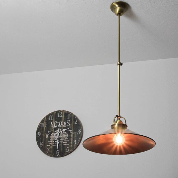 Hängelampe und dekorative Uhr an der Wand