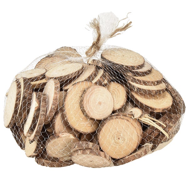 Astscheiben aus Holz in einem Netzbeutel für Bastelarbeiten und Dekorationen