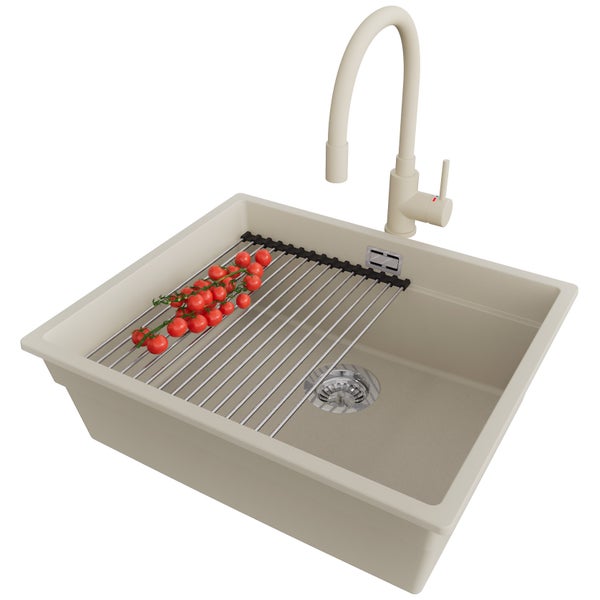 Spüle mit Abtropfgitter, Armatur und Tomaten