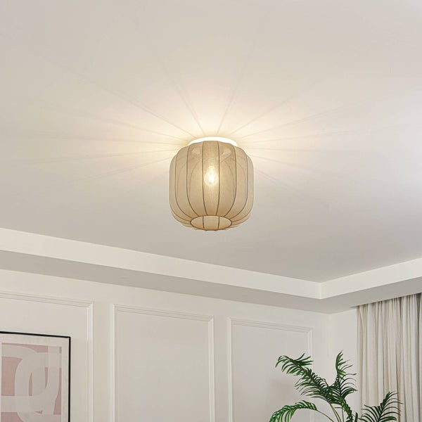 Runde Deckenleuchte mit Textilschirm in Netzoptik, strahlenförmiges Lichtmuster an der Decke in einem hellen, modern eingerichteten Raum.