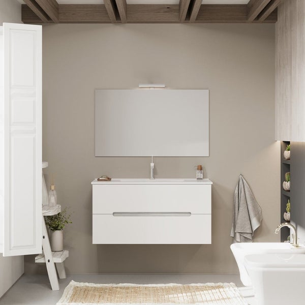 Modernes Badezimmer mit hängendem Waschbeckenunterschrank, rechteckigem Spiegel mit Leuchte und Ablagenische.
