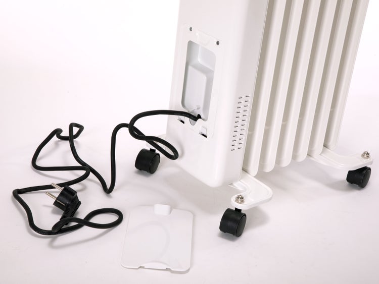 Weißer Ölradiator mit Netzkabel und Abdeckung