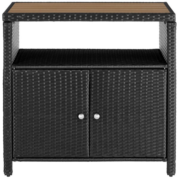 Garten-Beistelltisch aus Polyrattan mit einer Tischplatte in Holzoptik und einem Unterschrank mit zwei Türen.