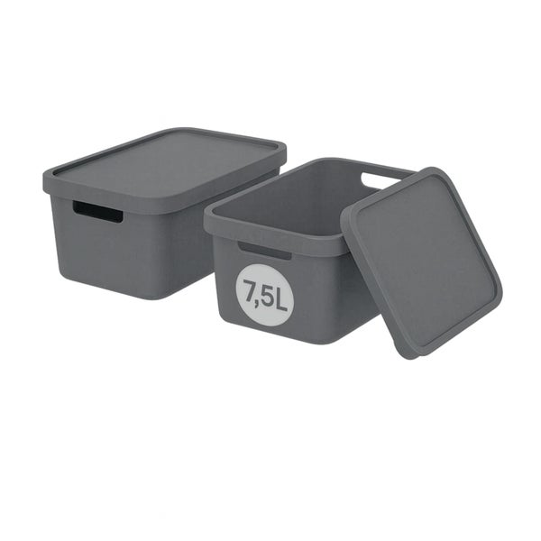 Zwei graue Aufbewahrungsboxen mit Deckel, eine Box mit der Aufschrift 7,5 Liter.