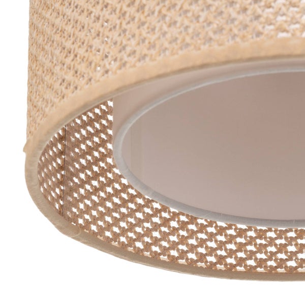 Nahaufnahme eines runden Lampenschirms mit geflochtener Außenhülle und weißem Innenschirm.