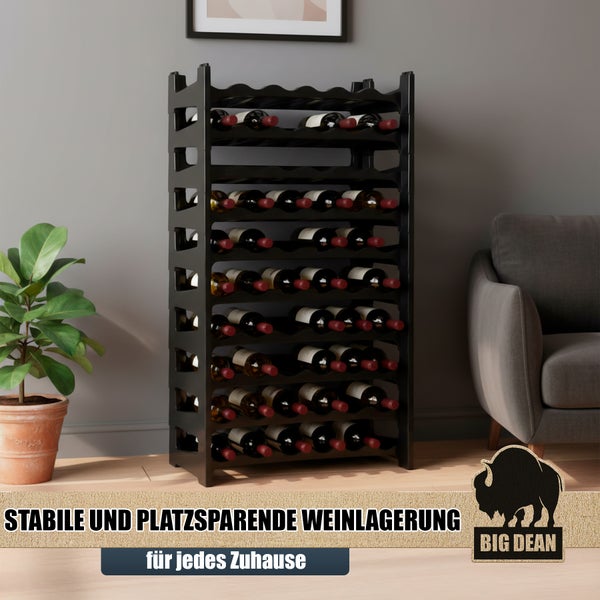 Schwarzes Weinregal aus Holz mit mehreren Weinflaschen
