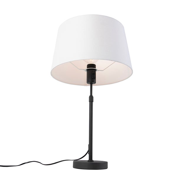 Tischleuchte mit einem schwarzen Standfuß aus Metall und einem weißen Lampenschirm aus Textil.