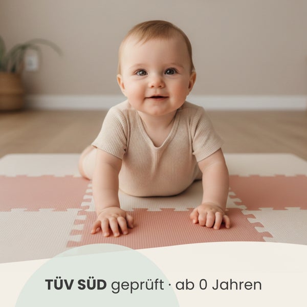 Baby auf einer Puzzle-Spielmatte, TÜV SÜD geprüft, geeignet ab 0 Jahren.