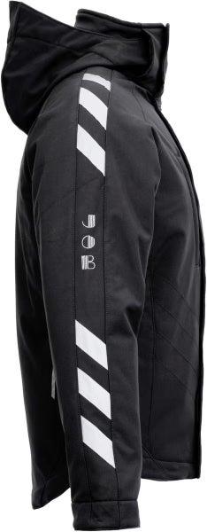 Schwarze Arbeitsjacke mit Kapuze, reflektierenden Streifen am Ärmel und JOB Logo in der Seitenansicht.