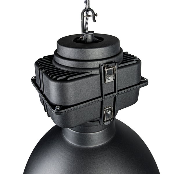 Detailansicht einer Pendelleuchte mit industriellem Design