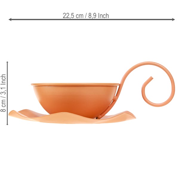 Futterschale in Tassenform aus Metall mit gewelltem Unterteller und geschwungenem Griff, Breite 22,5 Zentimeter, Höhe 8 Zentimeter.