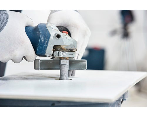 Bohrkronen Schleifstift im Einsatz mit Winkelschleifer auf Fliese