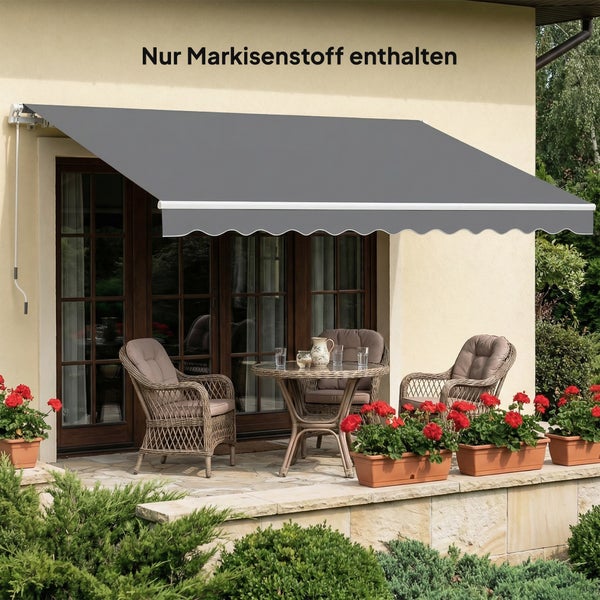 Grauer Markisenstoff mit Wellensaum über einer hellen Terrasse mit Rattanmöbeln und roten Blumen.