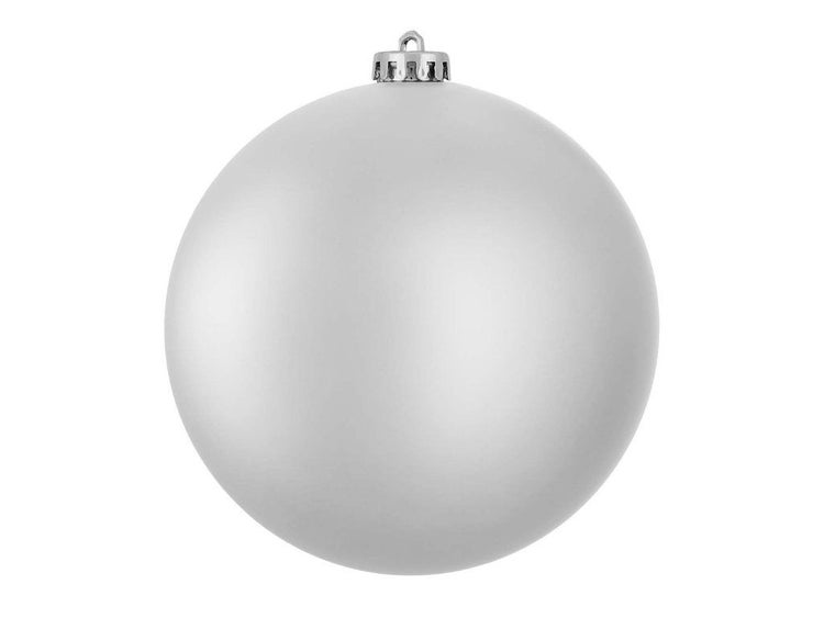 Eine einzelne, matte Weihnachtskugel als Christbaumschmuck zur Dekoration.