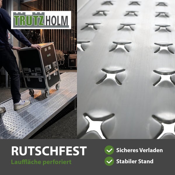 Trutzholm Auffahrrampe mit rutschfester perforierter Lauffläche beim Verladen eines Transportkoffers in einem professionellen Umfeld.