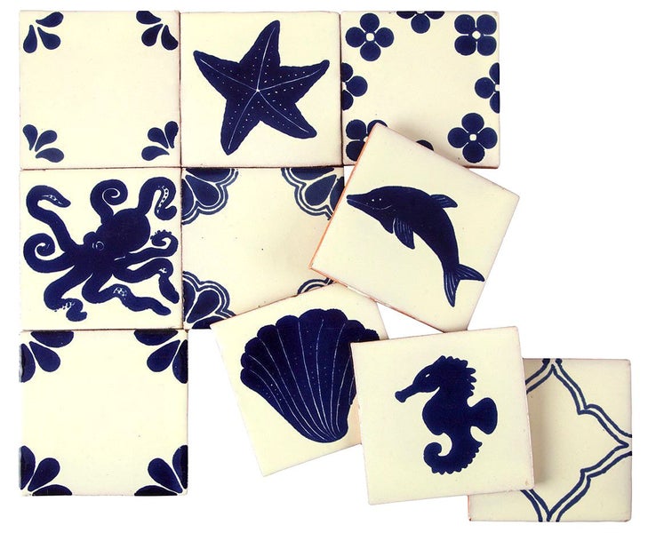Fliesen mit maritimen Motiven wie Seestern, Delfin, Krake, Muschel und Seepferdchen