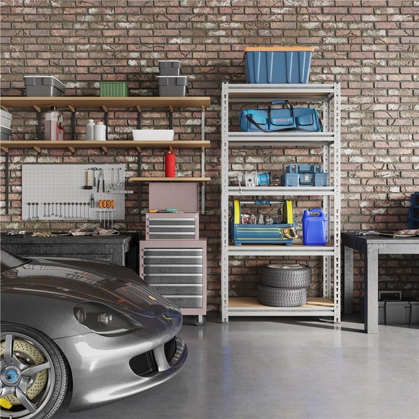 Organisierte Werkstatt mit Metallregal, Wandregalen aus Holz, Werkzeugwand und Werkzeugwagen vor einer Backsteinwand und Bosch Logo.